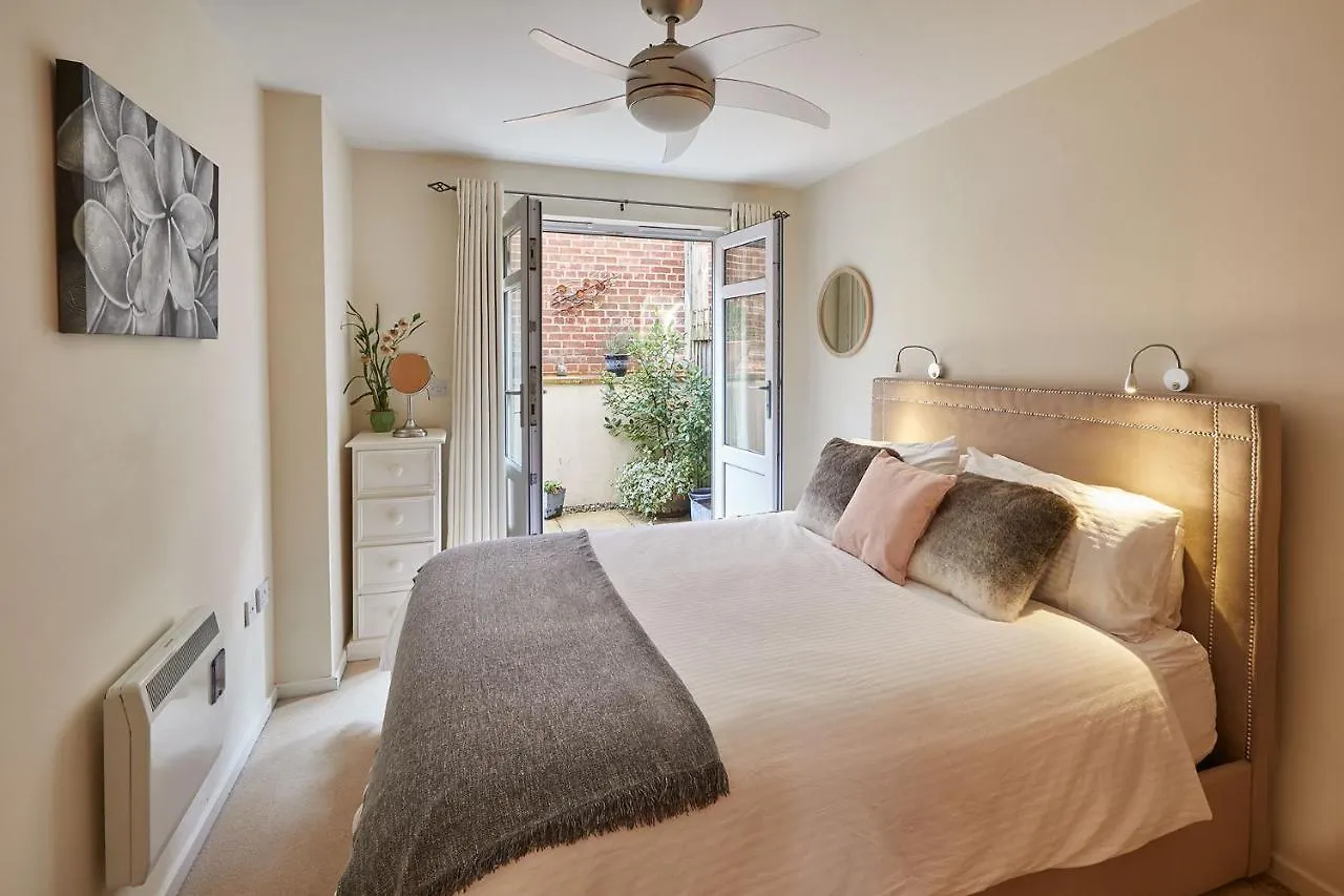 Host & - The Eskape Apartment