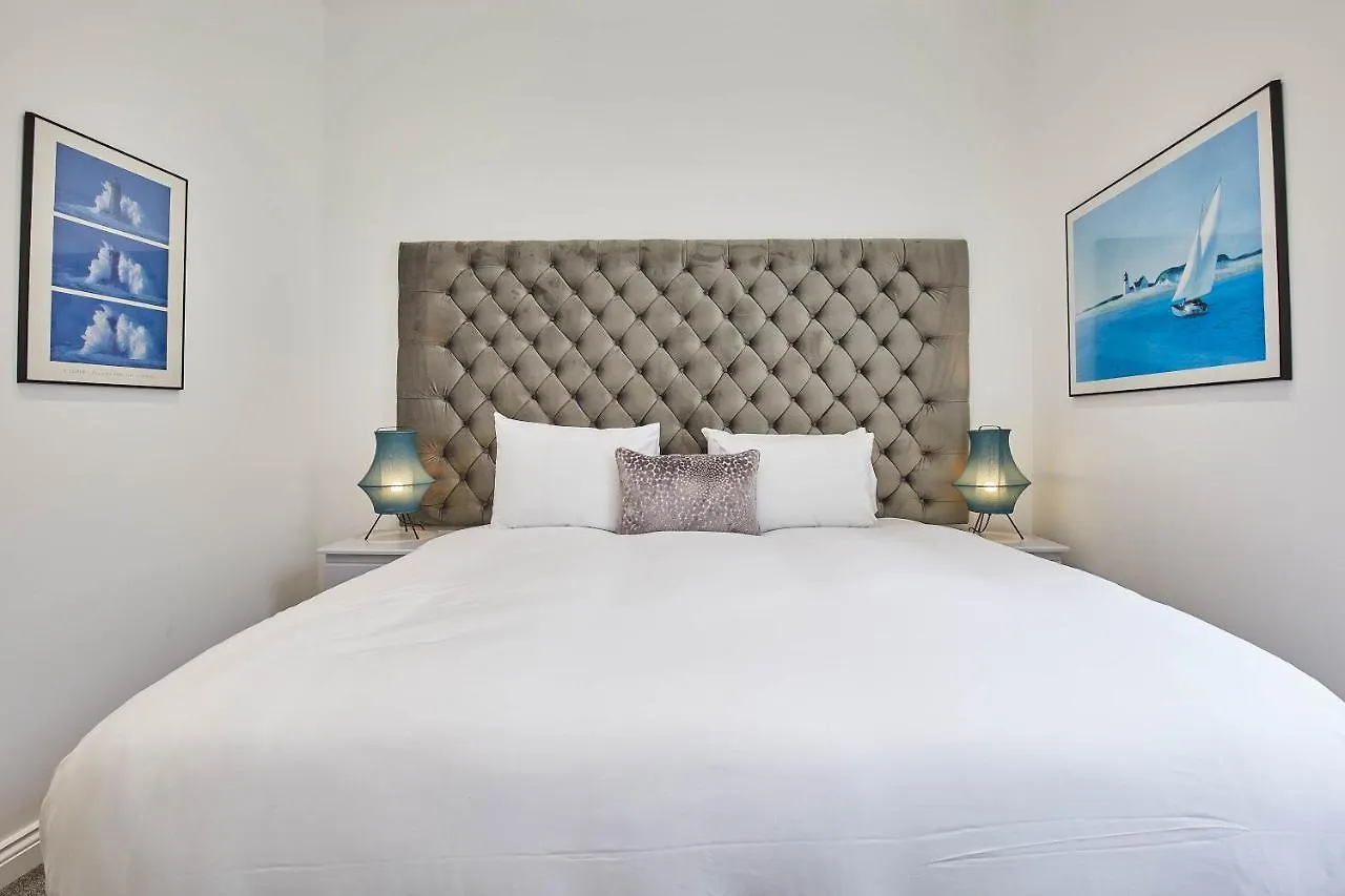 Daire Host & - The Connell Whitby