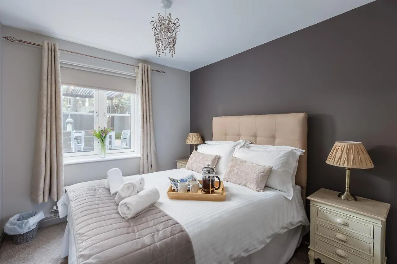 Sugar Reef - A Fantastic Modern House With Garden, Free Parking For 2 Cars, Free Use Of Electric Vehicle Point, Beach, Shops, Bars And Restaurants Just A 10 Minute Walk Away! 펜션