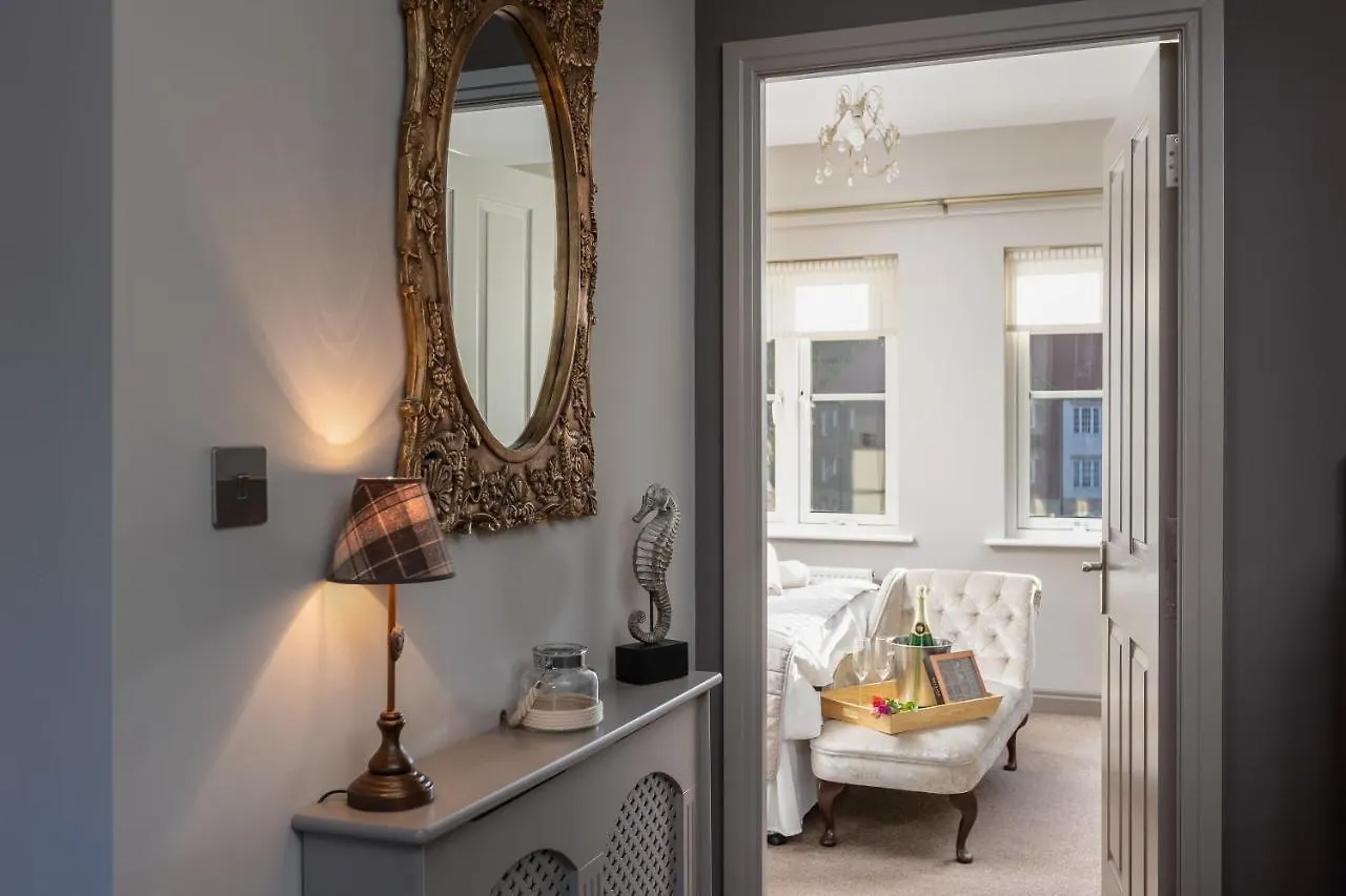 Sugar Reef - A Fantastic Modern House With Garden, Free Parking For 2 Cars, Free Use Of Electric Vehicle Point, Beach, Shops, Bars And Restaurants Just A 10 Minute Walk Away! * 휫비