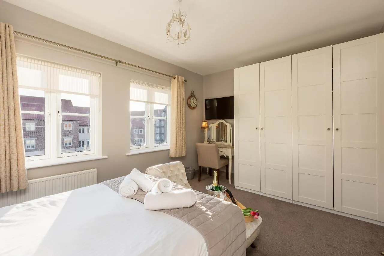 Sugar Reef - A Fantastic Modern House With Garden, Free Parking For 2 Cars, Free Use Of Electric Vehicle Point, Beach, Shops, Bars And Restaurants Just A 10 Minute Walk Away! 휫비