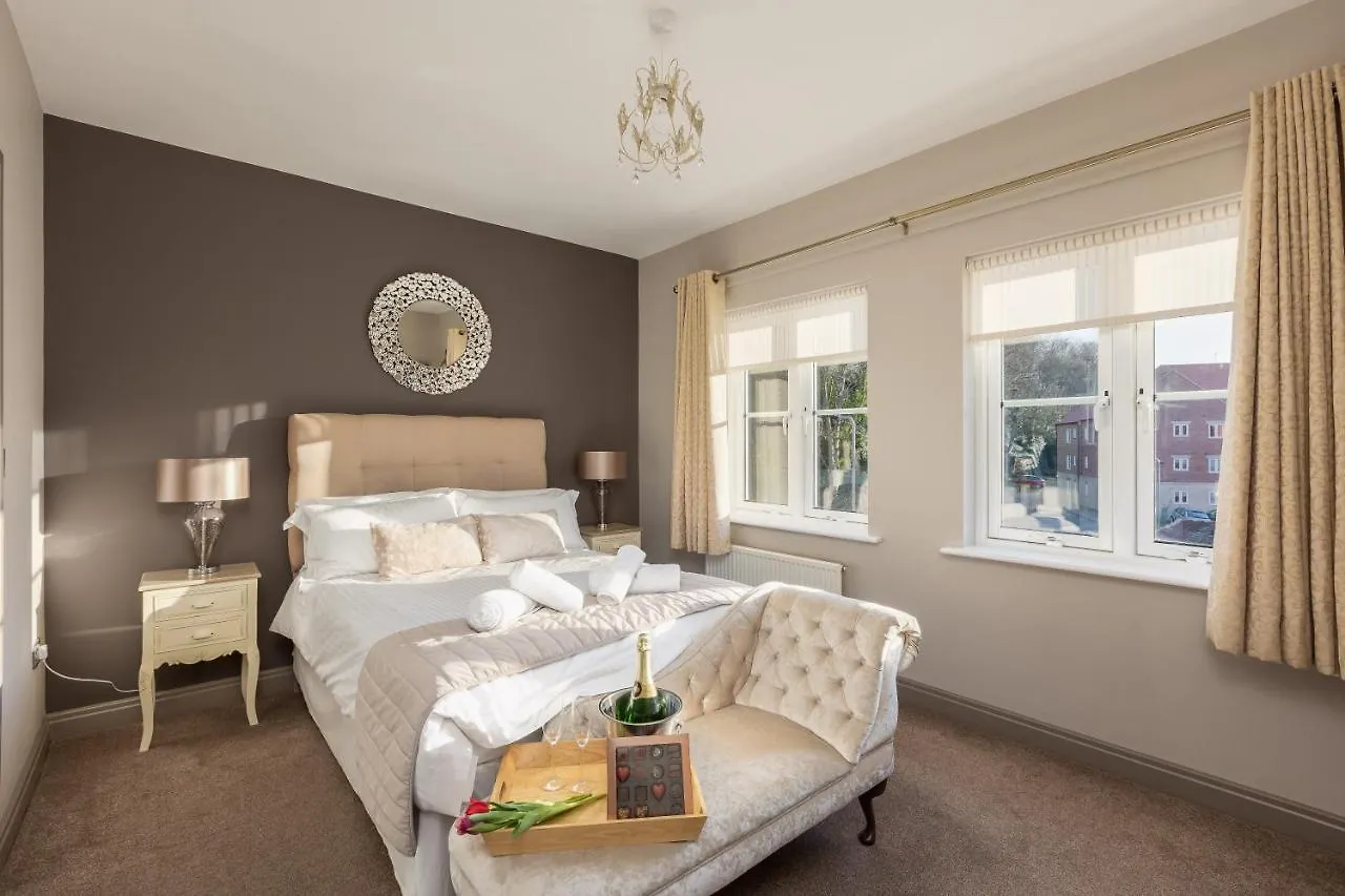 Sugar Reef - A Fantastic Modern House With Garden, Free Parking For 2 Cars, Free Use Of Electric Vehicle Point, Beach, Shops, Bars And Restaurants Just A 10 Minute Walk Away! *