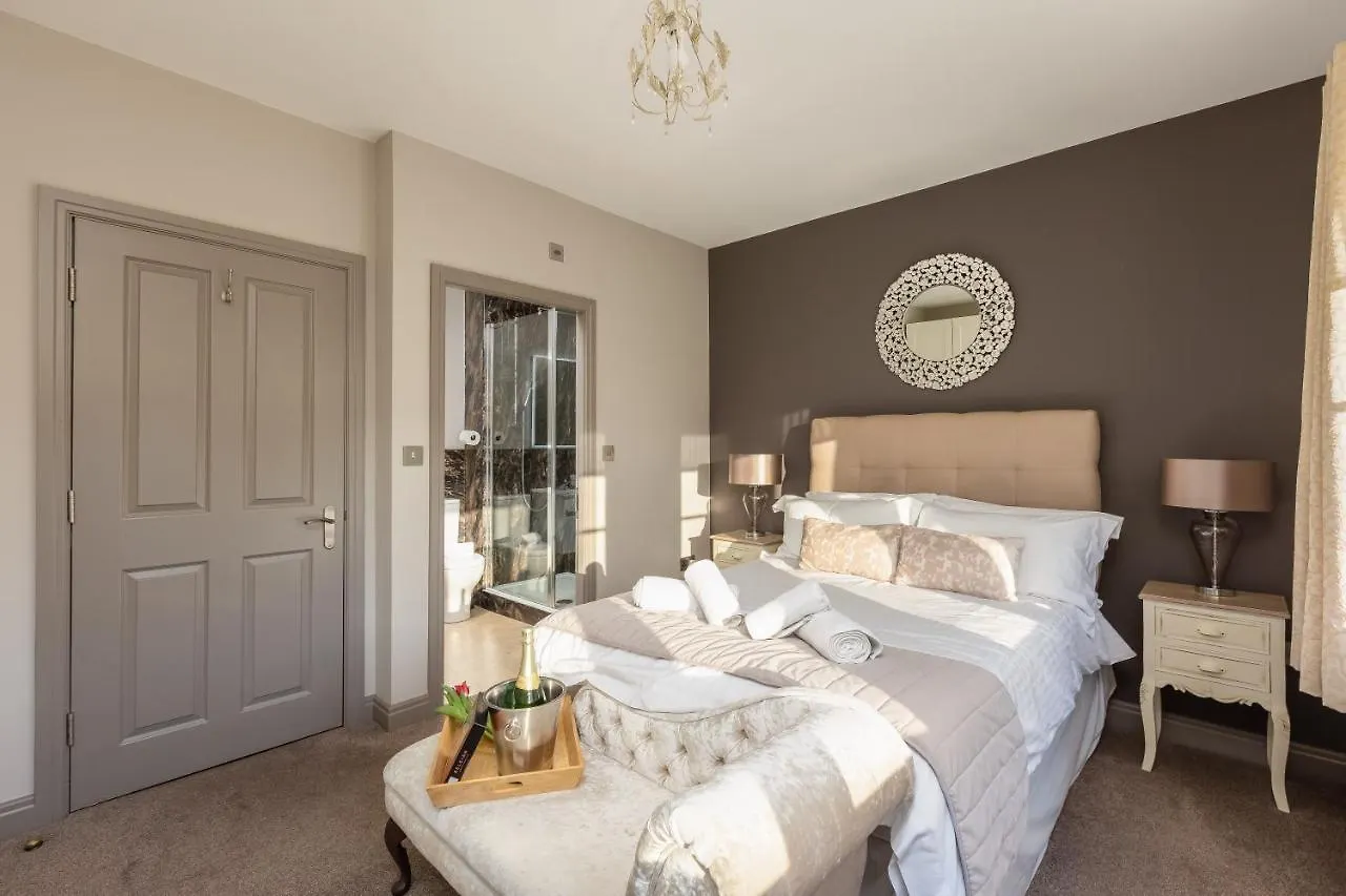 Sugar Reef - A Fantastic Modern House With Garden, Free Parking For 2 Cars, Free Use Of Electric Vehicle Point, Beach, Shops, Bars And Restaurants Just A 10 Minute Walk Away! 휫비