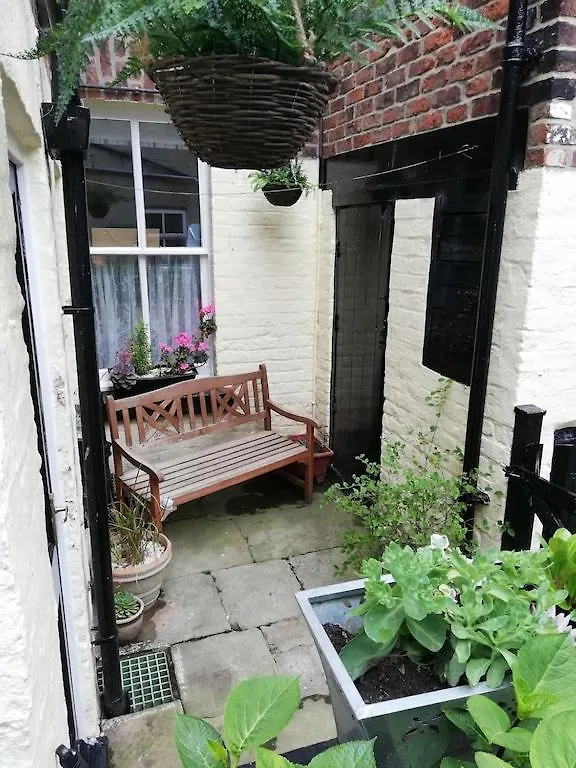 Apartment A Summer Place - Spacious Maisonette, Central Whitby, Sleeps 4, Close To Amenities