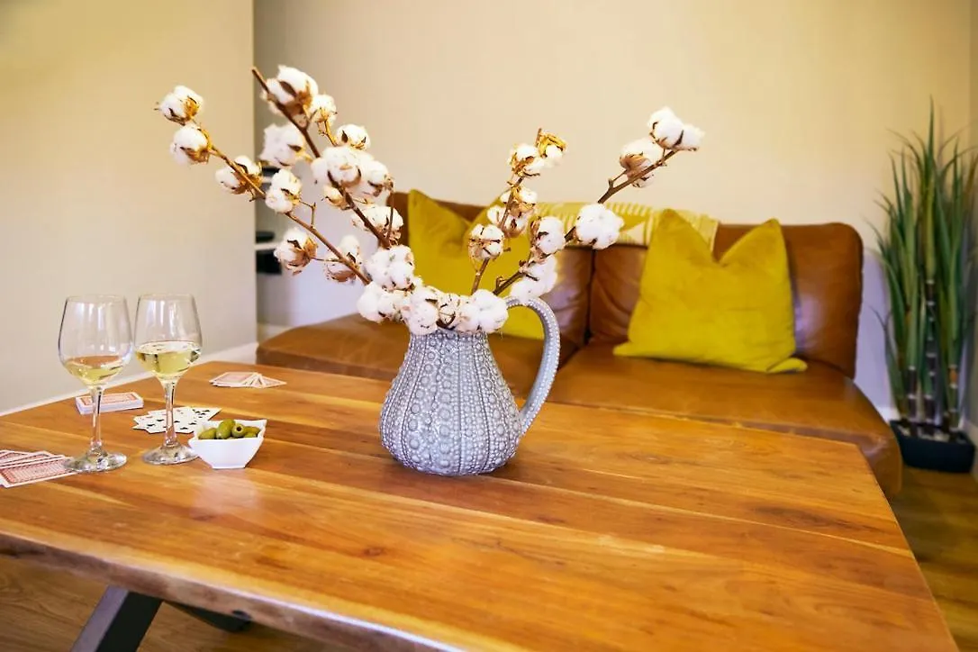 The Nest- 2 Bed * 惠特比