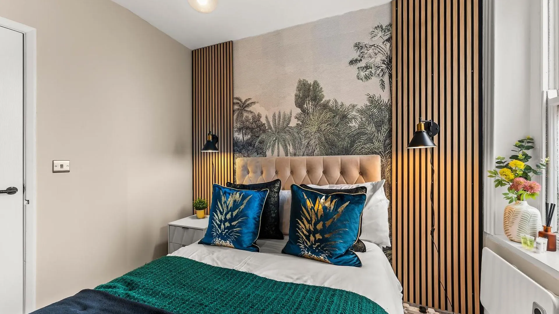 Newley Refurbished - Stylish 3 Bed Abode In - Sleeps 7 Apartment