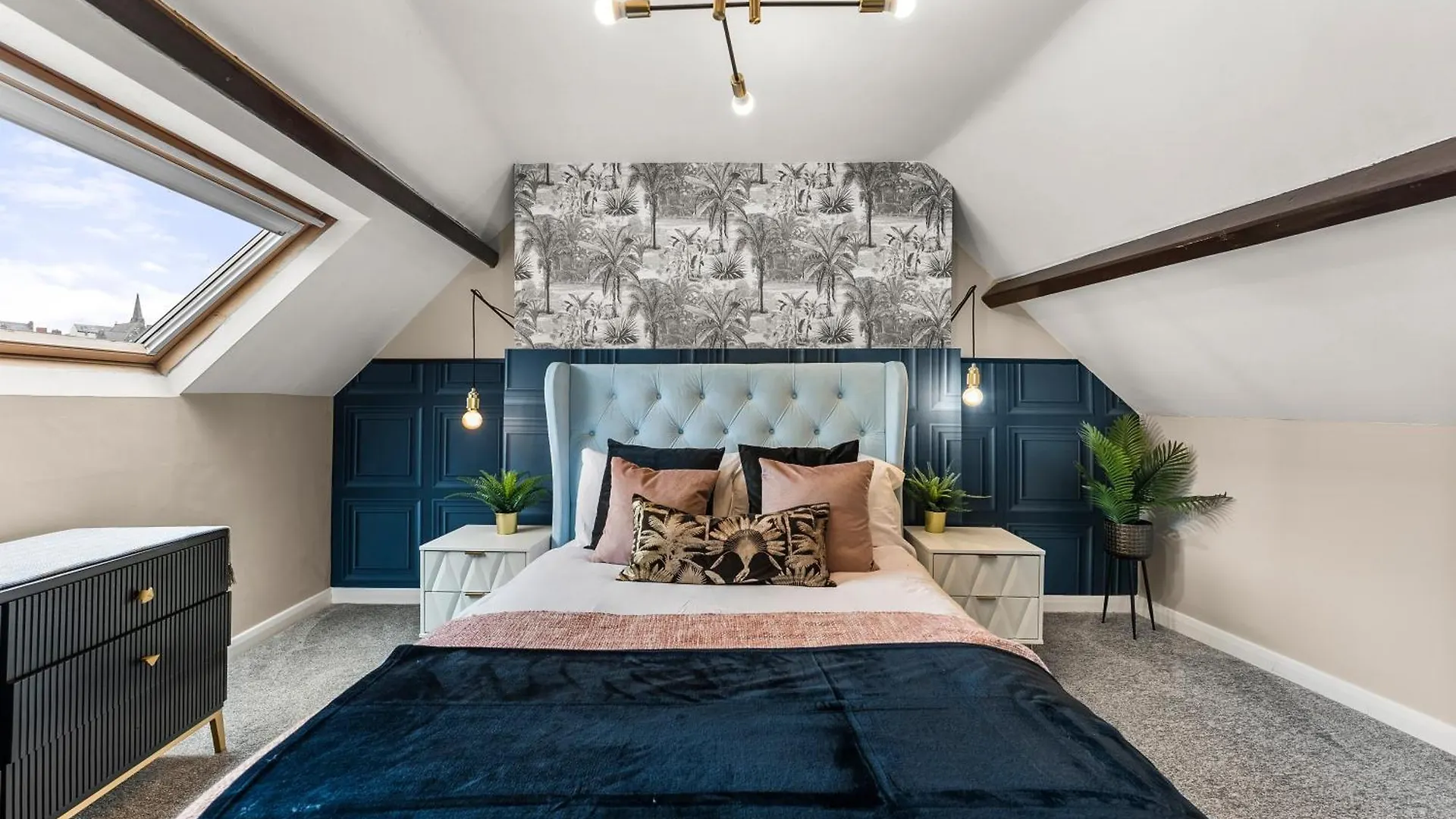 Newley Refurbished - Stylish 3 Bed Abode In - Sleeps 7 *