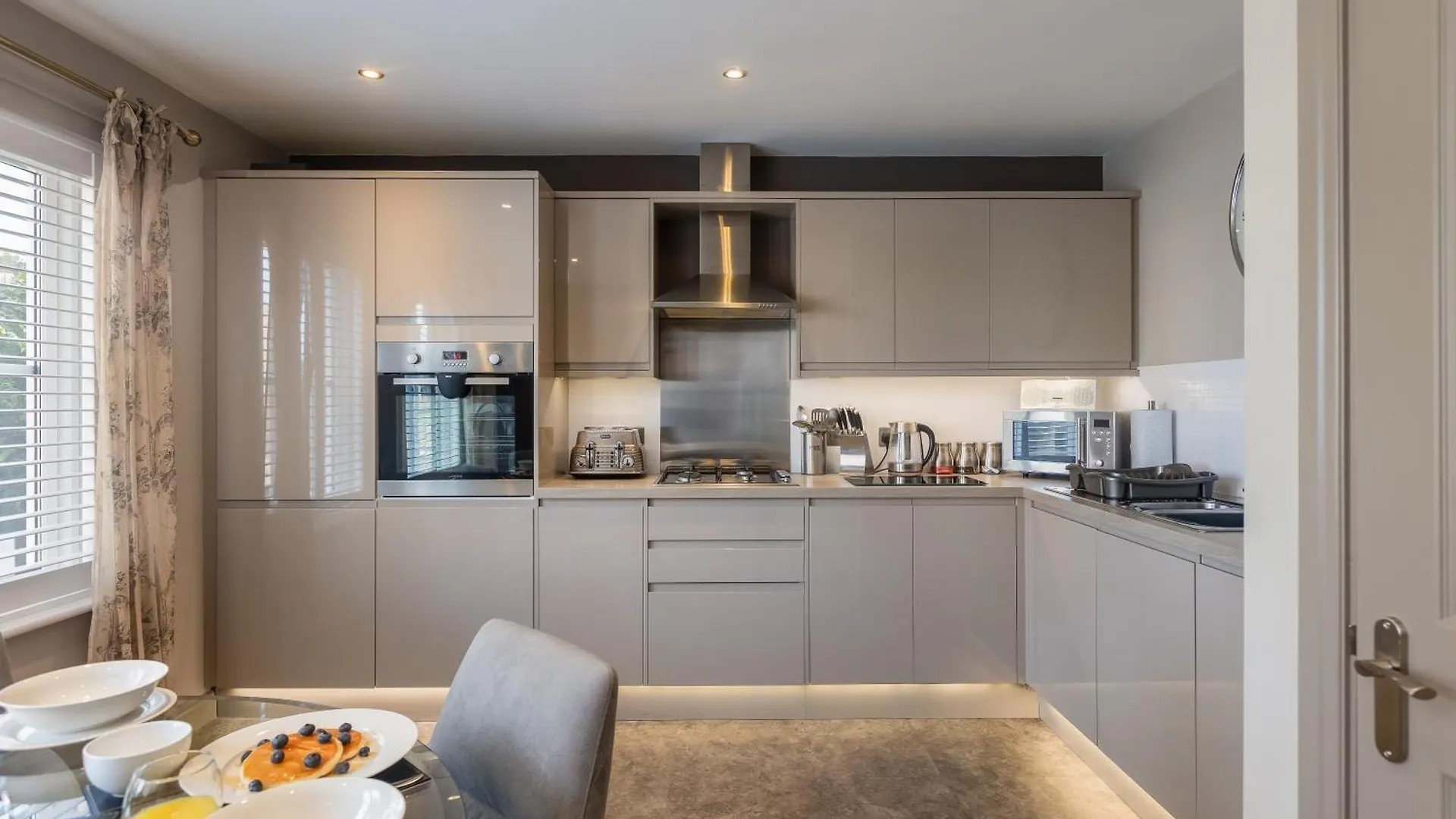 Sugar Reef - A Fantastic Modern House With Garden, Free Parking For 2 Cars, Free Use Of Electric Vehicle Point, Beach, Shops, Bars And Restaurants Just A 10 Minute Walk Away! 펜션 *