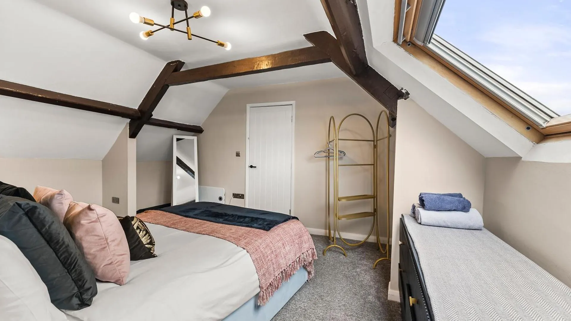 Elegant 3 Bed Abode In Central Whitby - Harbour Views