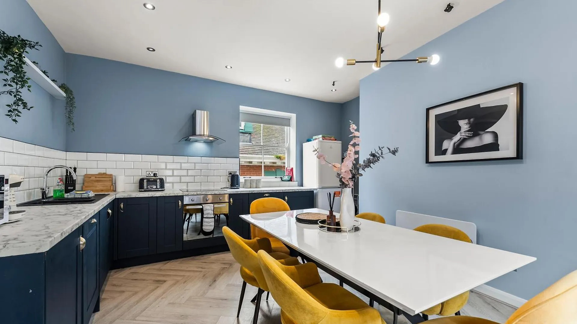 Elegant 3 Bed Abode In Central Whitby - Harbour Views