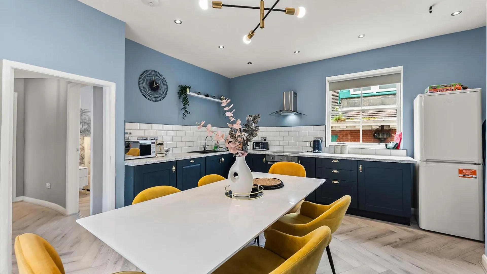 Elegant 3 Bed Abode In Central Whitby - Harbour Views *