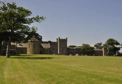 Sneaton Castle Centre 招待所 4*