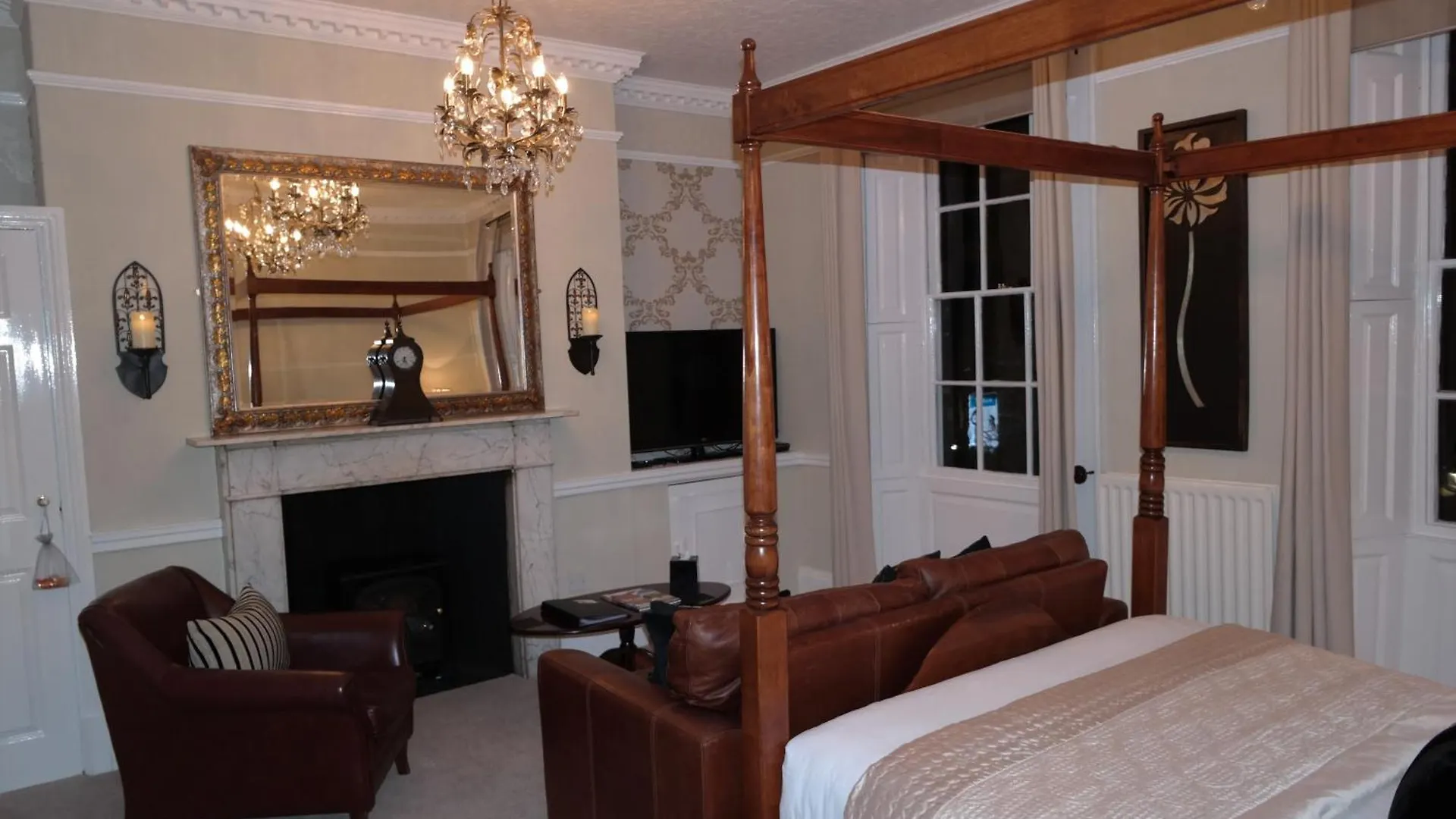 White Linen Whitby, Only 4* Уитби