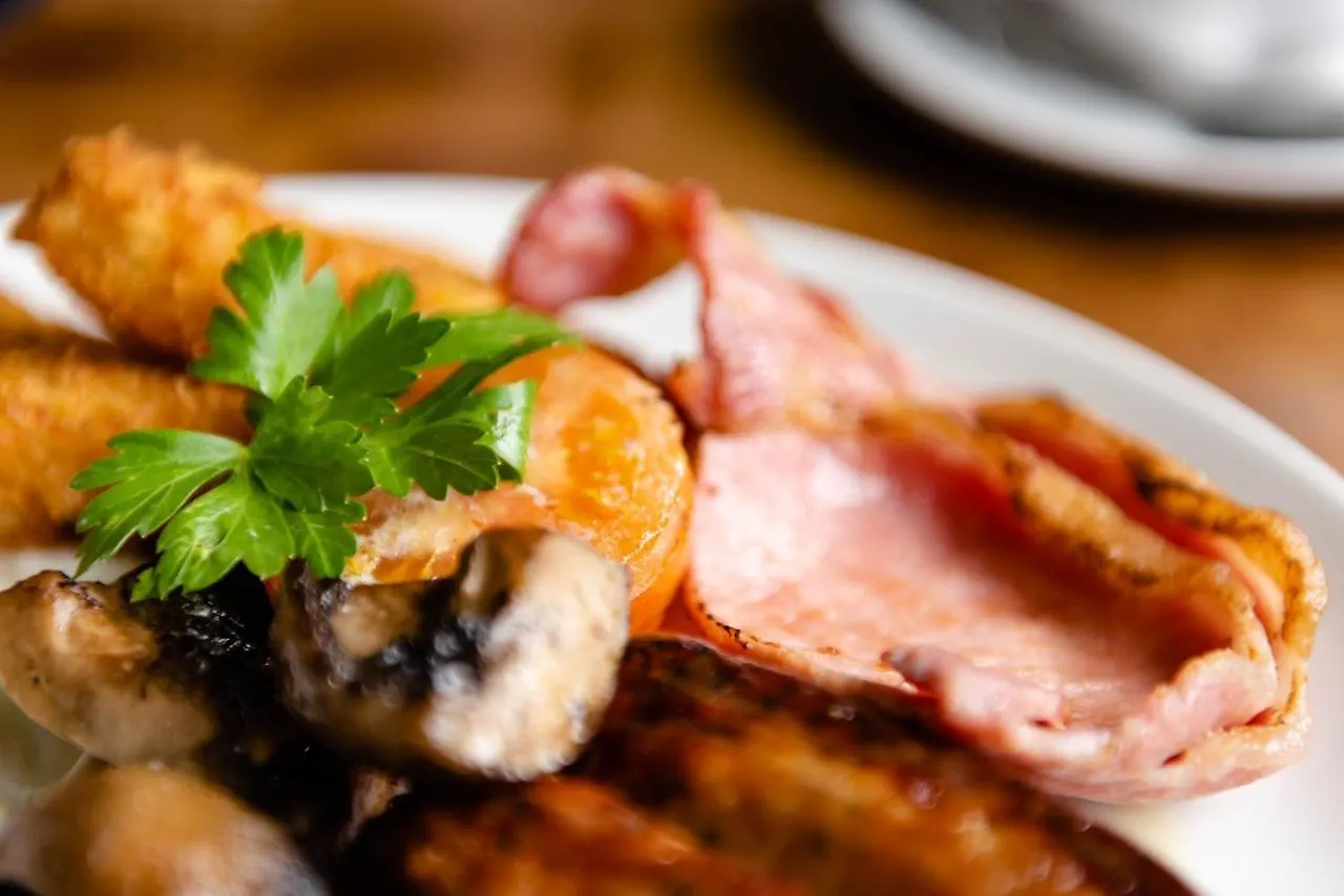 Мини-отель The White House Inn - Whitby Уитби