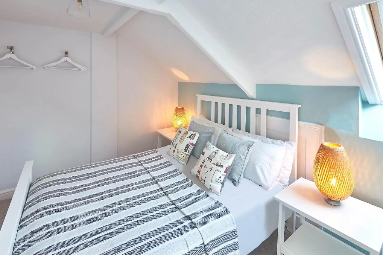 Host & - Cooks Apartment Whitby