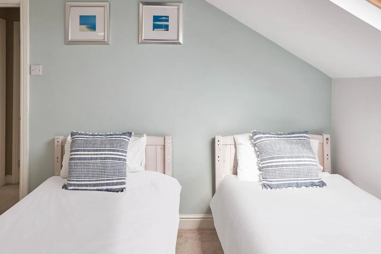 Host & - Elysium House Holiday home