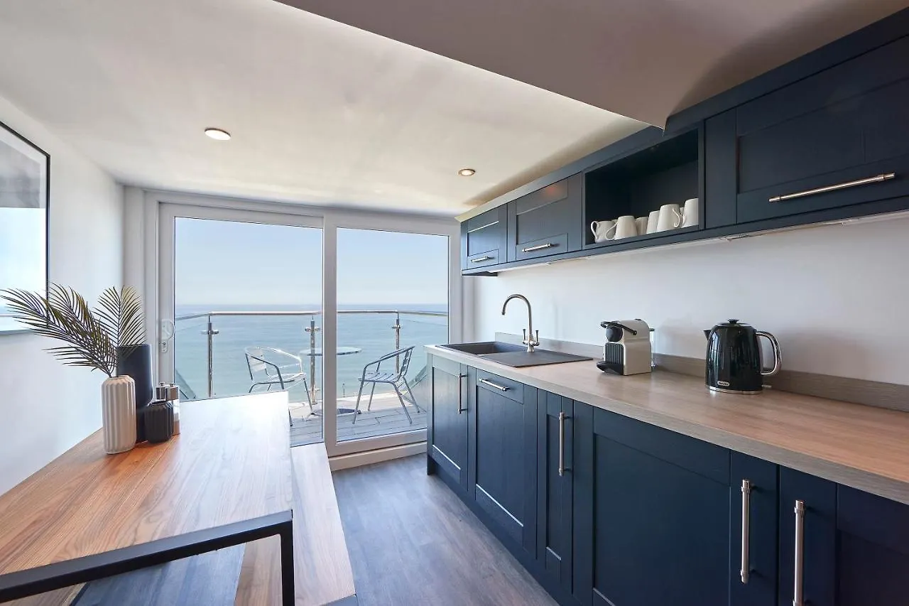 Host & - Pier View Penthouse Apartment Whitby