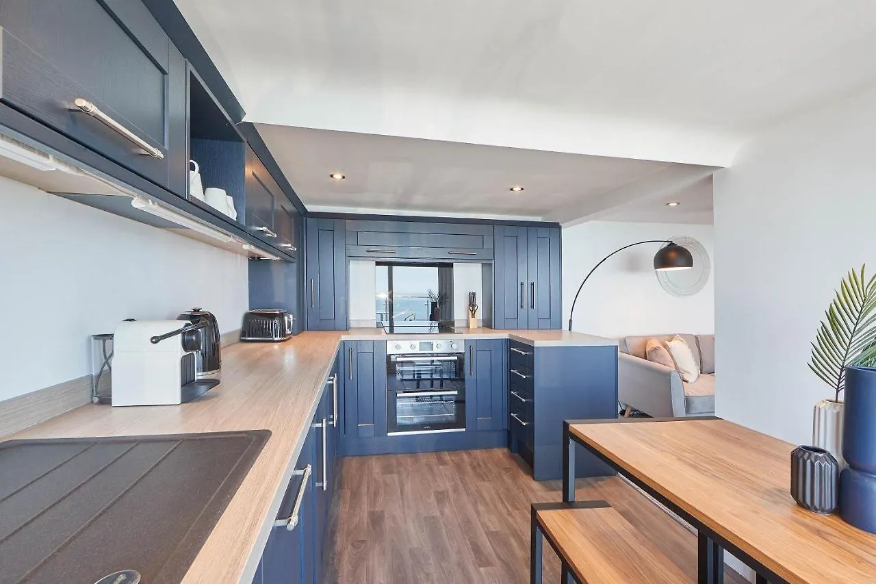 Host & - Pier View Penthouse Apartment *
