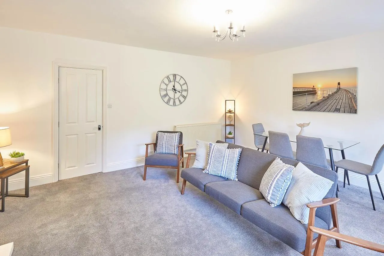 Host & - The Captain's Loft Apartment Whitby