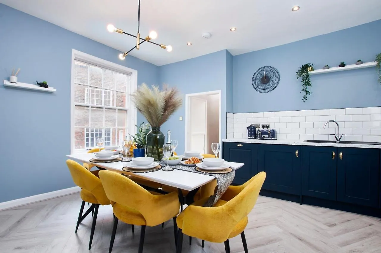 Newley Refurbished - Stylish 3 Bed Abode In - Sleeps 7