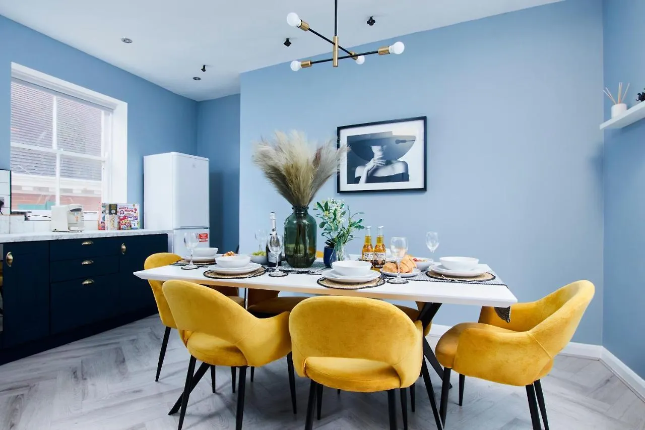 Newley Refurbished - Stylish 3 Bed Abode In - Sleeps 7 Appartamento *