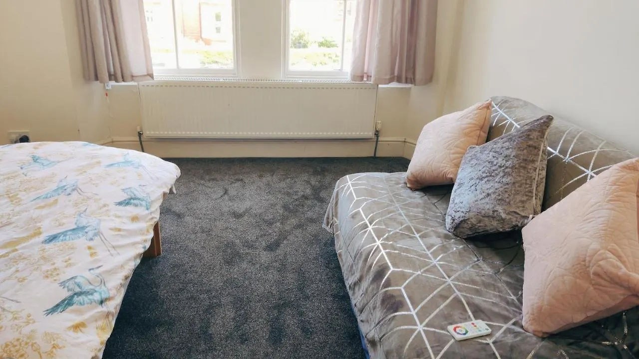 Full Nature Views Dancinglivingroom French Flat *
