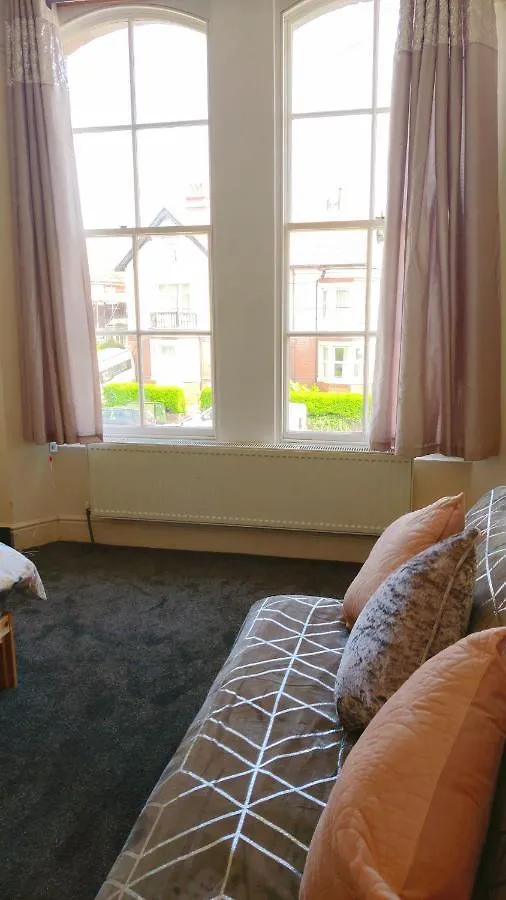 Full Nature Views Dancinglivingroom French Flat *