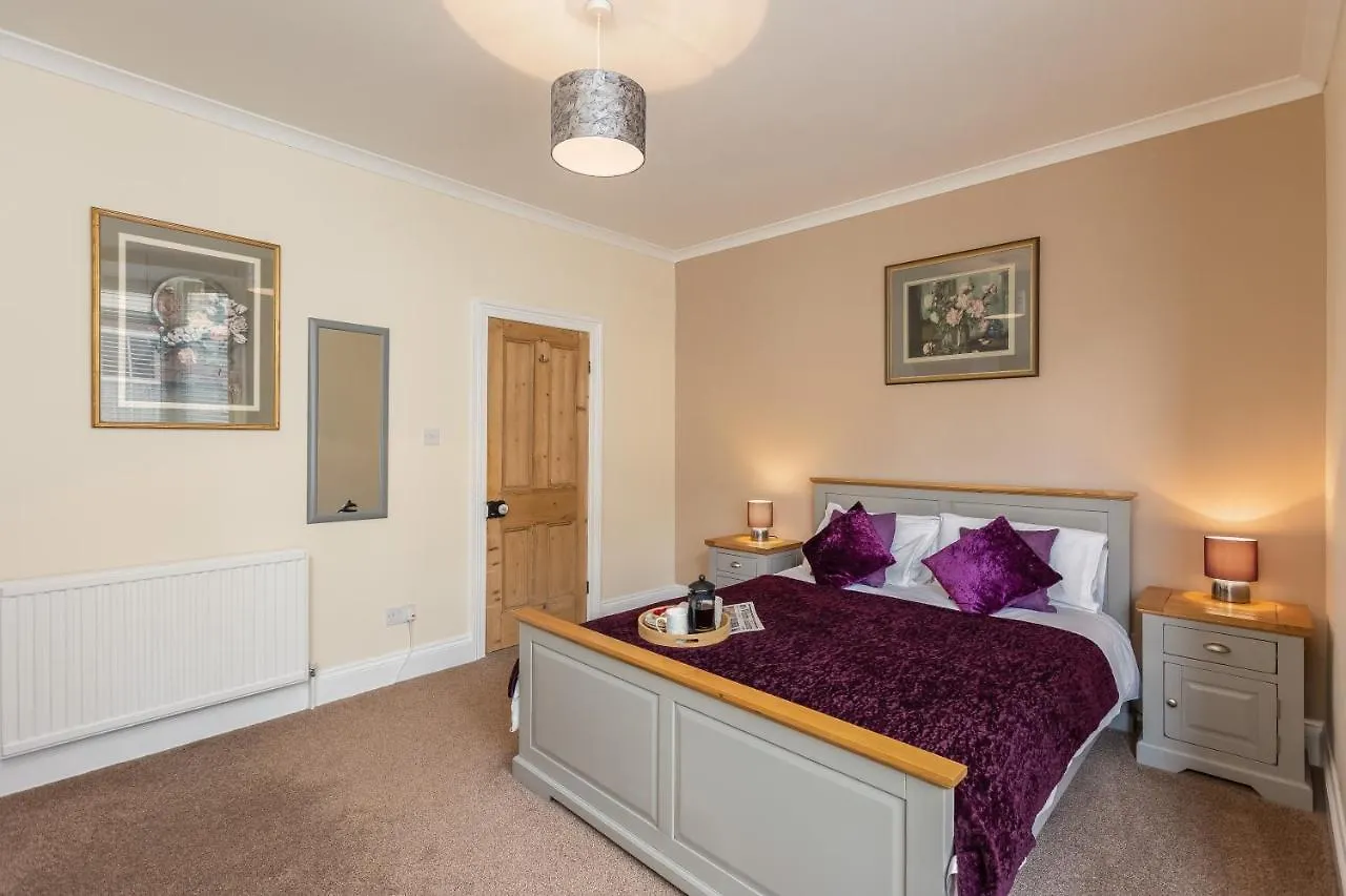 Willow Tree - Dog Friendly, Spacious & Central * Whitby