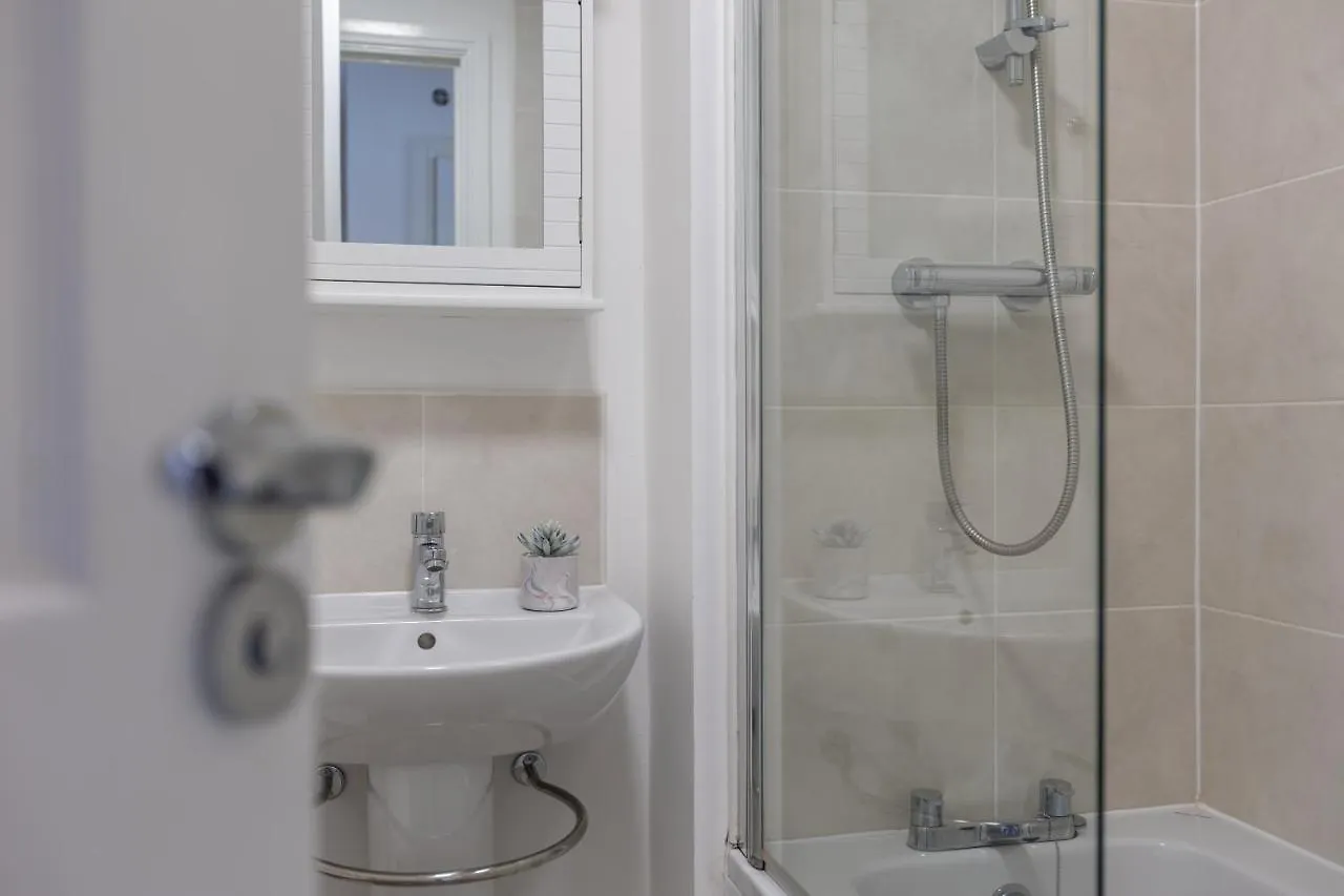 Holiday home Arundel - Luxurious, Homely & Dog Friendly With Parking Whitby