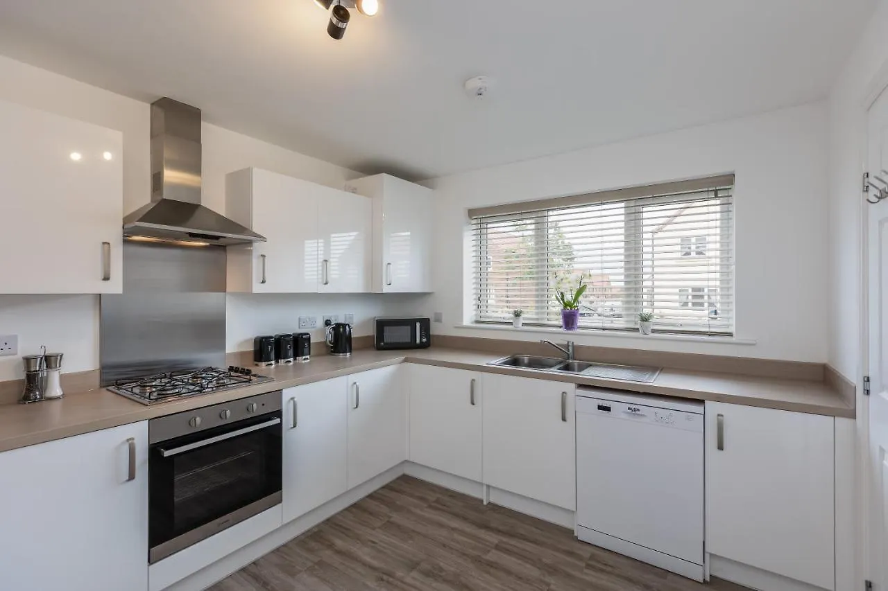 Arundel - Luxurious, Homely & Dog Friendly With Parking Holiday home Whitby