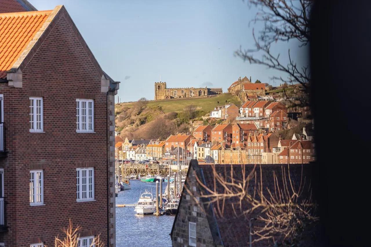Sugar Reef - A Fantastic Modern House With Garden, Free Parking For 2 Cars, Free Use Of Electric Vehicle Point, Beach, Shops, Bars And Restaurants Just A 10 Minute Walk Away! Whitby