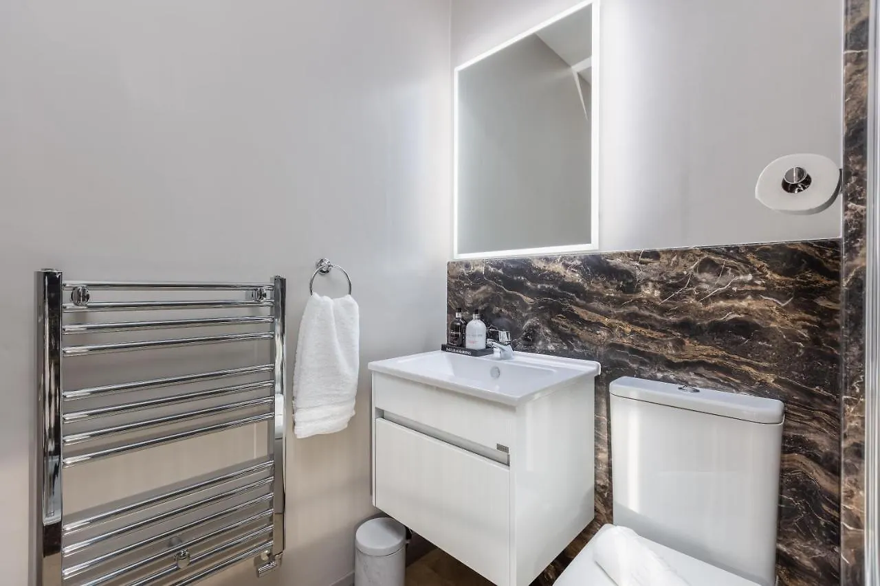 Sugar Reef - A Fantastic Modern House With Garden, Free Parking For 2 Cars, Free Use Of Electric Vehicle Point, Beach, Shops, Bars And Restaurants Just A 10 Minute Walk Away! *