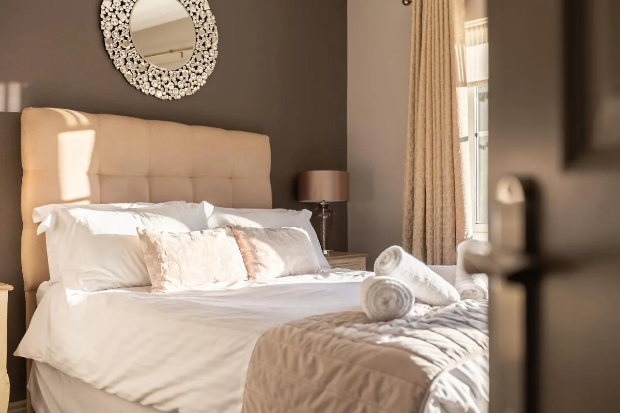 Sugar Reef - A Fantastic Modern House With Garden, Free Parking For 2 Cars, Free Use Of Electric Vehicle Point, Beach, Shops, Bars And Restaurants Just A 10 Minute Walk Away! Casa de Férias *
