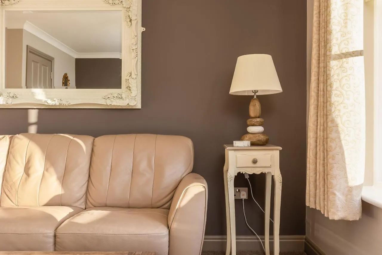 Sugar Reef - A Fantastic Modern House With Garden, Free Parking For 2 Cars, Free Use Of Electric Vehicle Point, Beach, Shops, Bars And Restaurants Just A 10 Minute Walk Away! Casa de Férias