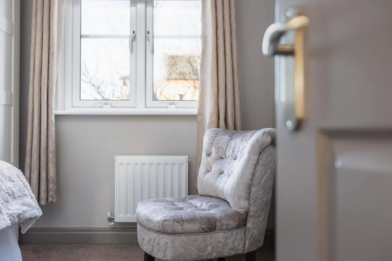 Sugar Reef - A Fantastic Modern House With Garden, Free Parking For 2 Cars, Free Use Of Electric Vehicle Point, Beach, Shops, Bars And Restaurants Just A 10 Minute Walk Away! Whitby