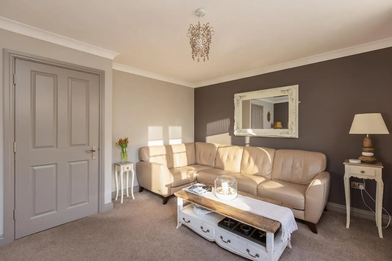 Sugar Reef - A Fantastic Modern House With Garden, Free Parking For 2 Cars, Free Use Of Electric Vehicle Point, Beach, Shops, Bars And Restaurants Just A 10 Minute Walk Away! Casa de Férias