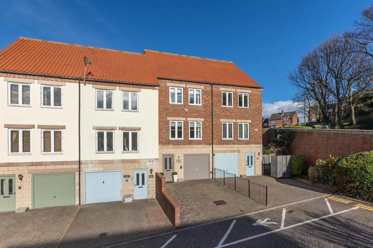 Sugar Reef - A Fantastic Modern House With Garden, Free Parking For 2 Cars, Free Use Of Electric Vehicle Point, Beach, Shops, Bars And Restaurants Just A 10 Minute Walk Away! * Whitby