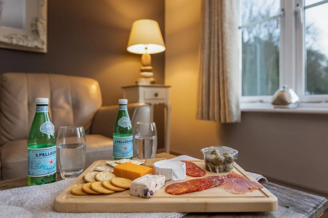 Sugar Reef - A Fantastic Modern House With Garden, Free Parking For 2 Cars, Free Use Of Electric Vehicle Point, Beach, Shops, Bars And Restaurants Just A 10 Minute Walk Away! Whitby