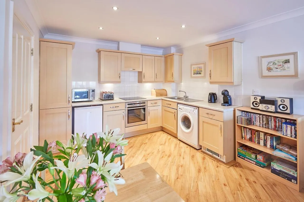 Host & - Harbour View Apartment Whitby