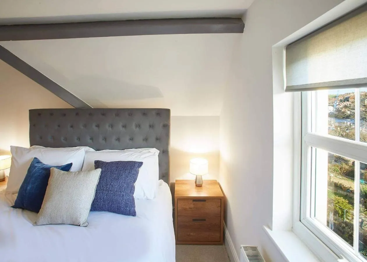 Host & - Osborne House Holiday home Whitby
