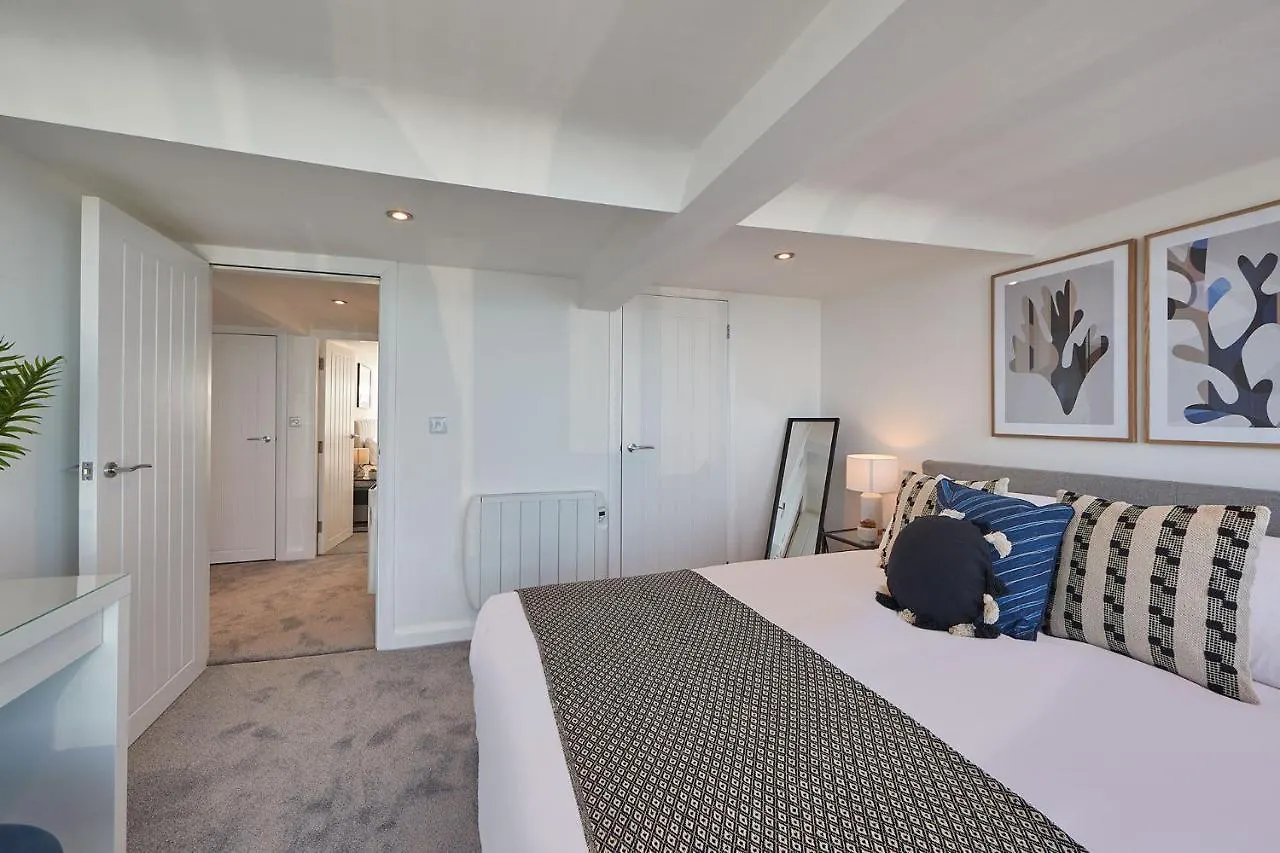 Host & - Pier View Penthouse Apartment