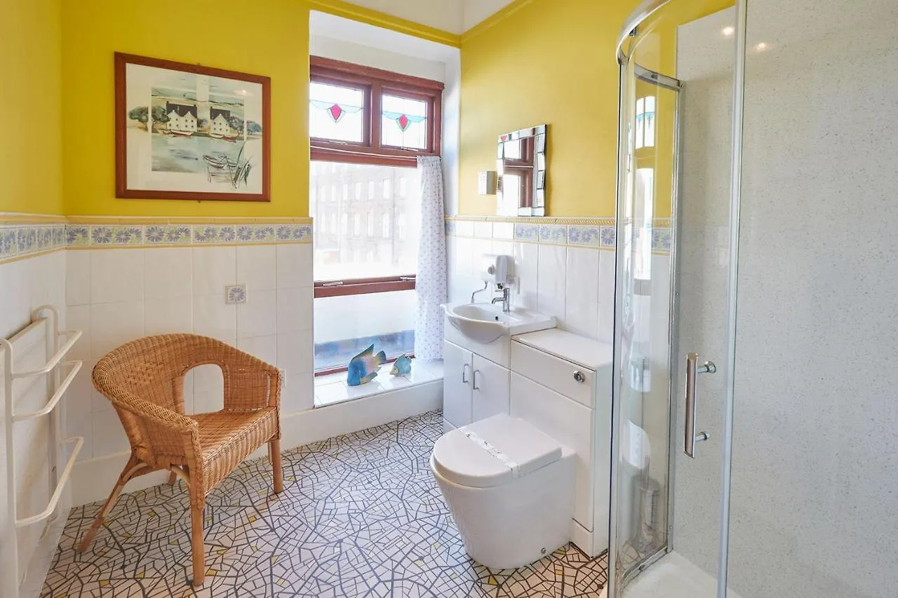 Apartamento 3, Khyber *