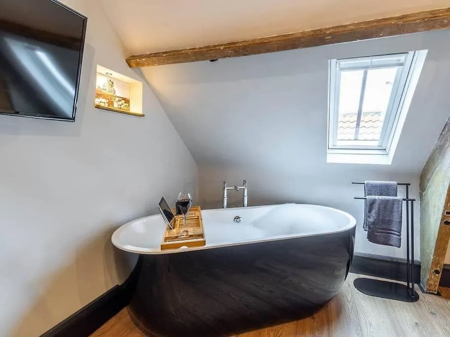 Apartment One Over Eight - Luxury One Bed