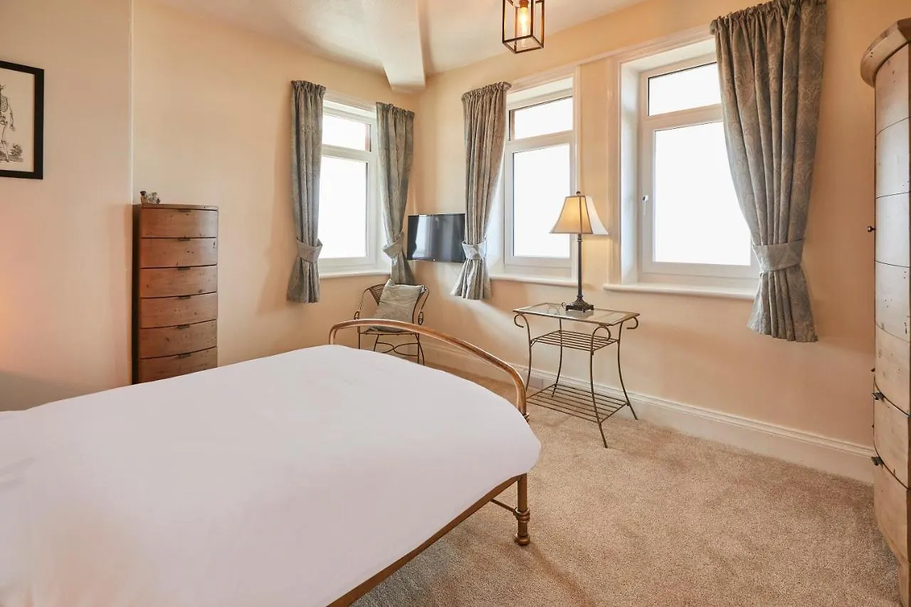 Host & - The Garret Apartment *