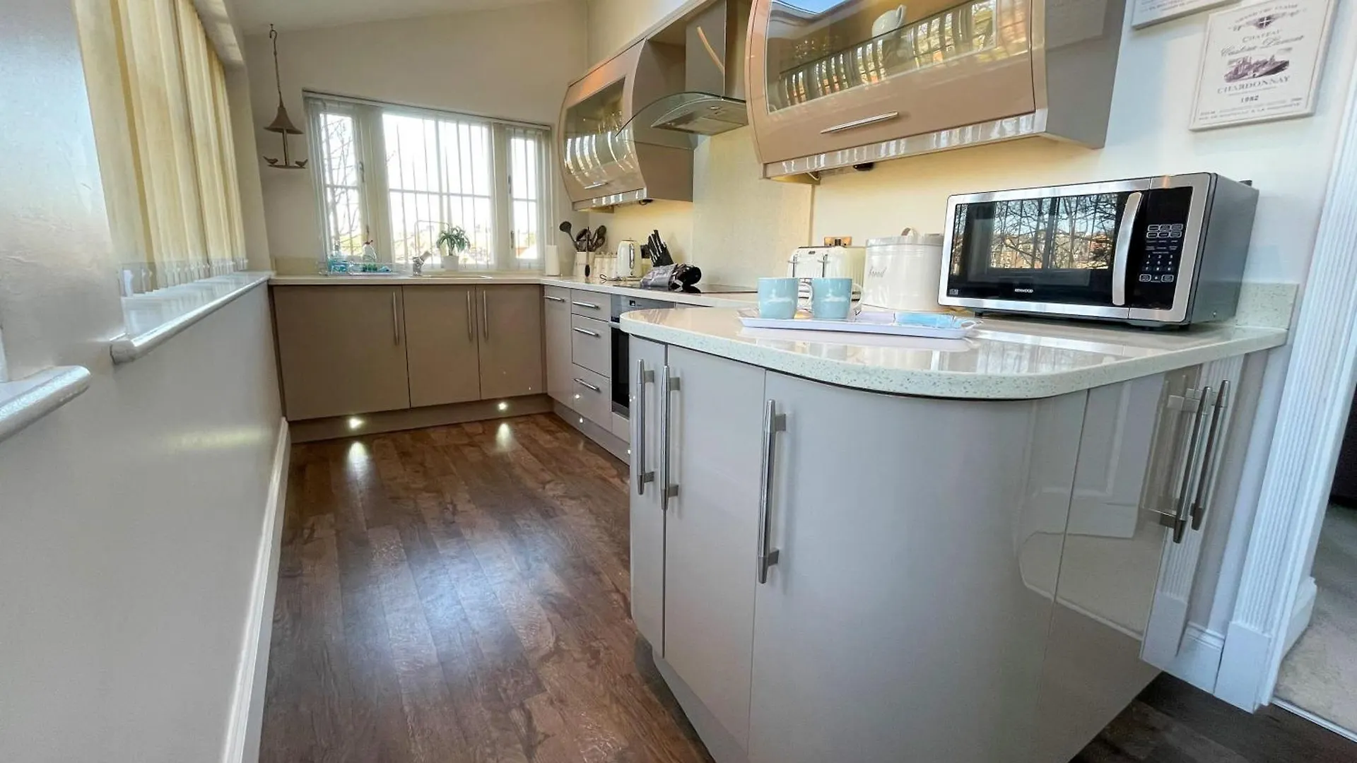 Exceptional Two-bedroom In With Parking And Stunning Views Apartment *
