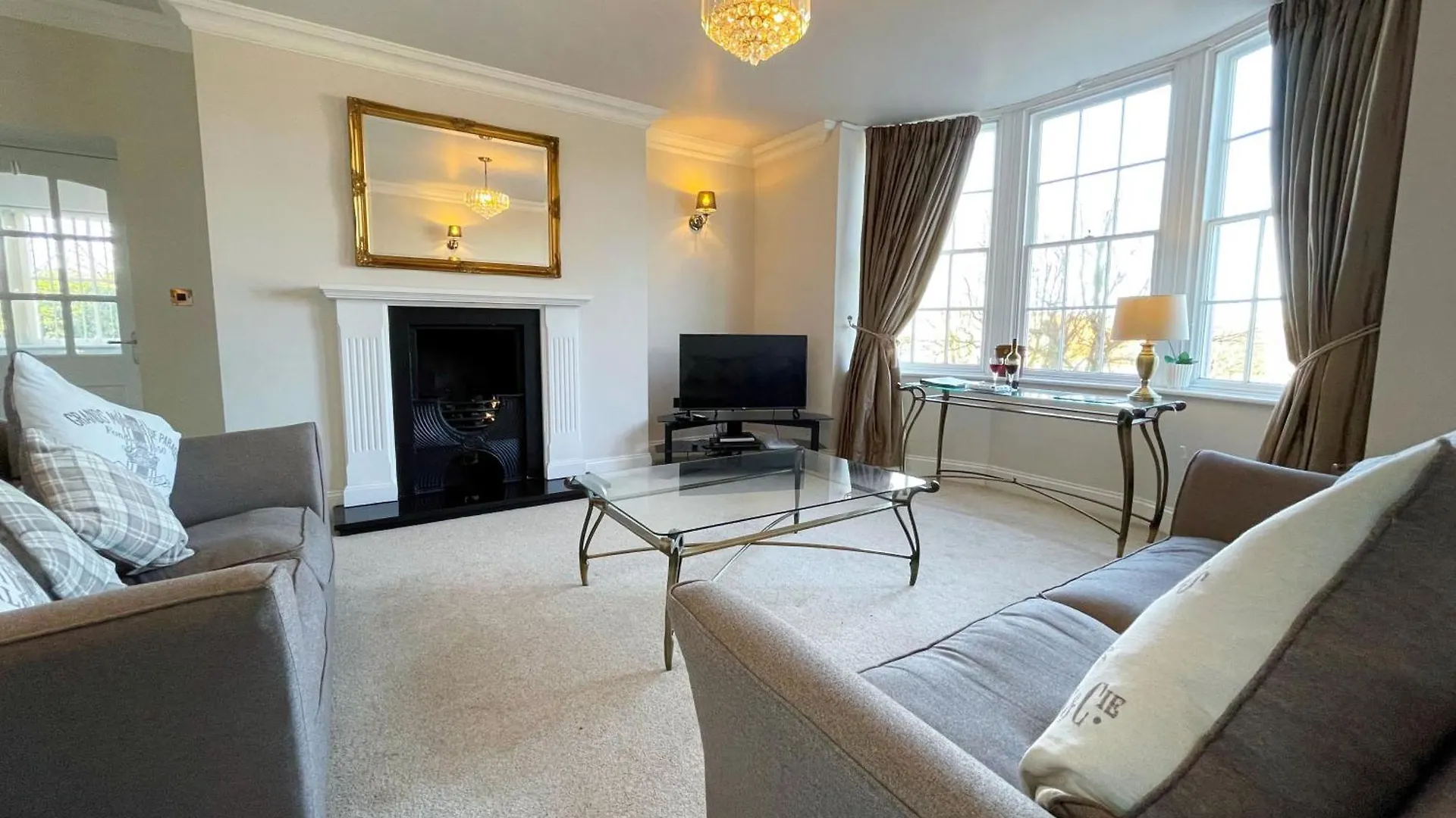 Apartment Exceptional Two-bedroom In With Parking And Stunning Views