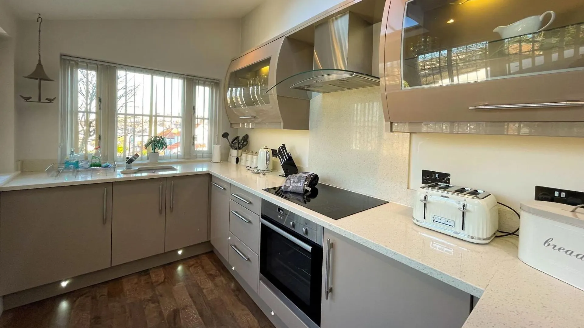 Exceptional Two-bedroom In With Parking And Stunning Views Apartment