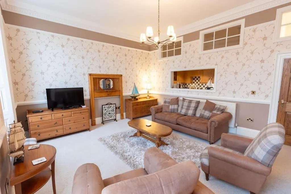 Luxury Nautical Large - 2 Bedroom - Centre - Free Private Parking *