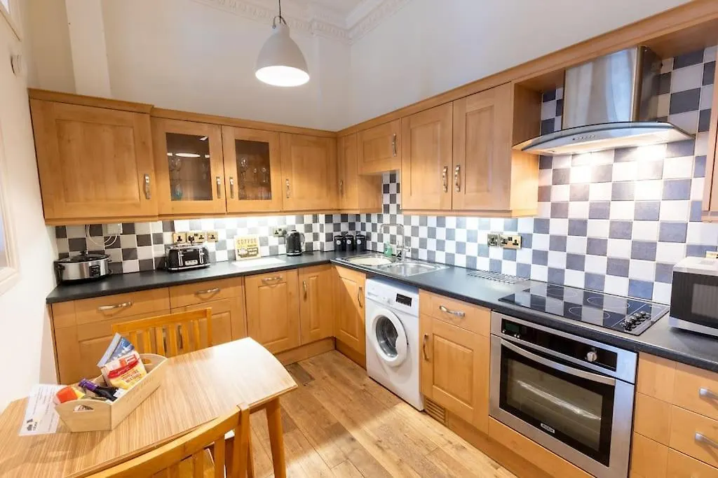 Luxury Nautical Large - 2 Bedroom - Centre - Free Private Parking Whitby