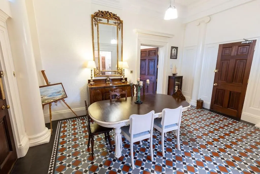 Luxury Nautical Large - 2 Bedroom - Centre - Free Private Parking *